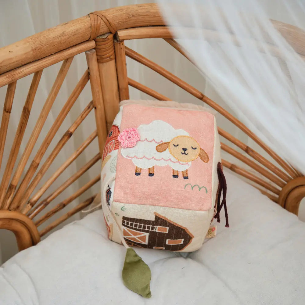 Jugo Play Busy Cube (Horse, Sheep, Duck)