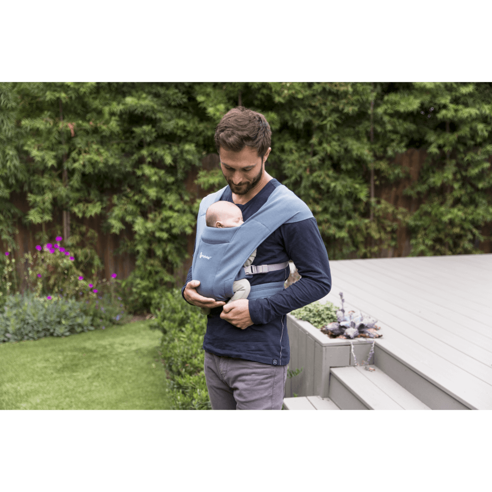 Ergobaby Embrace Newborn Baby Carrier – Soft &amp; Lightweight Fabric, Ergonomic “M” Position and Head Support, Adjustable Waistbelt &amp; Cross Straps, 2 Carry Positions, Easy to Use, 3-11 Kgs, Birth to 12 Months, Oxford Blue