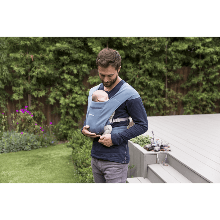 Ergobaby Embrace Newborn Baby Carrier – Soft &amp; Lightweight Fabric, Ergonomic “M” Position and Head Support, Adjustable Waistbelt &amp; Cross Straps, 2 Carry Positions, Easy to Use, 3-11 Kgs, Birth to 12 Months, Oxford Blue