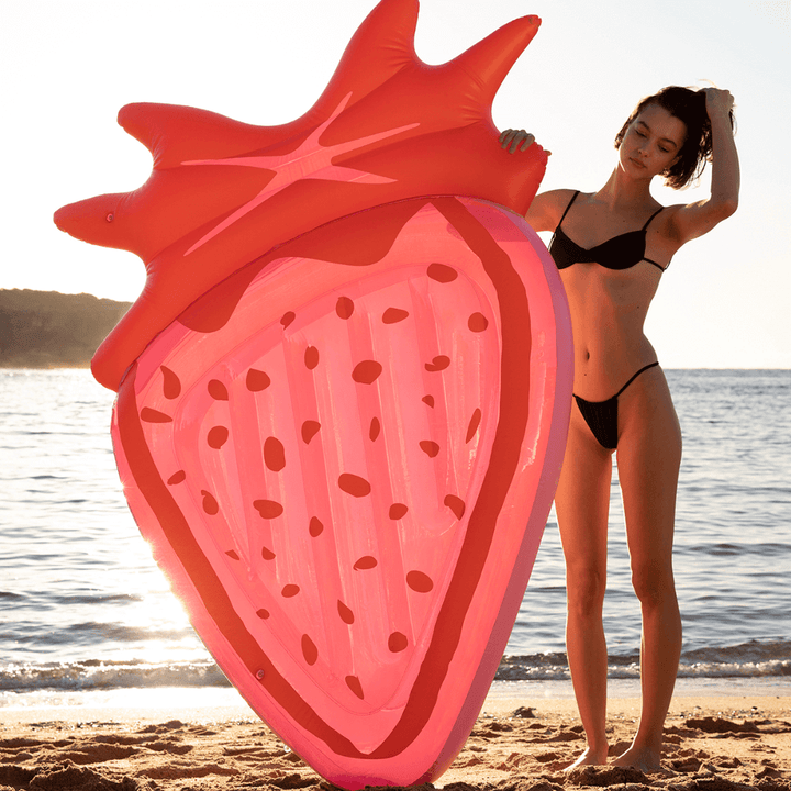 SUNNYLiFE inflatable Luxe Lie-On Float Strawberry Pink Berry - Pink